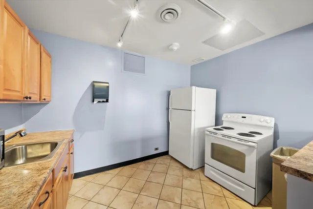 $169,000 | 4343 North Clarendon Avenue, Unit 911, Chicago, IL 60613