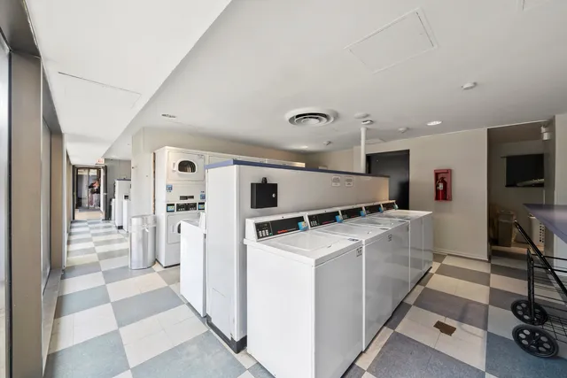 $169,000 | 4343 North Clarendon Avenue, Unit 911, Chicago, IL 60613