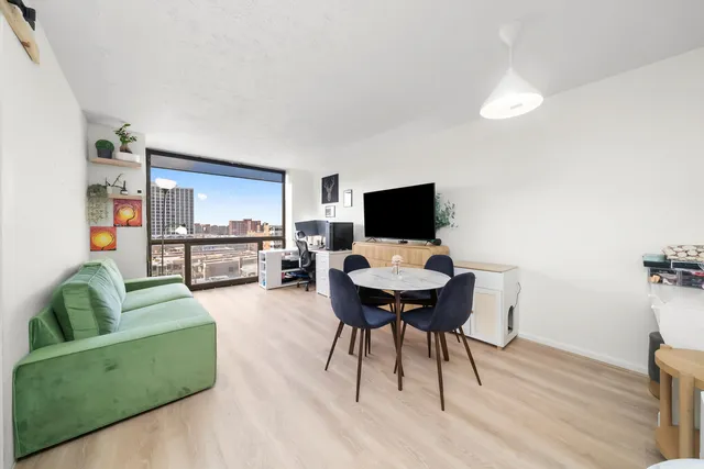 $169,000 | 4343 North Clarendon Avenue, Unit 911, Chicago, IL 60613