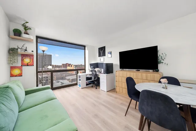 $169,000 | 4343 North Clarendon Avenue, Unit 911, Chicago, IL 60613