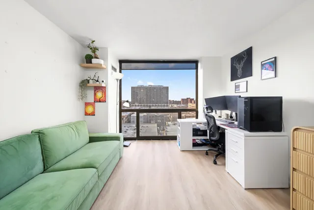 $169,000 | 4343 North Clarendon Avenue, Unit 911, Chicago, IL 60613