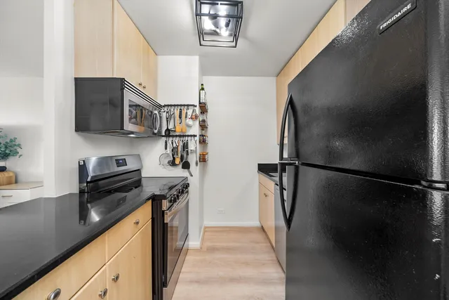 $169,000 | 4343 North Clarendon Avenue, Unit 911, Chicago, IL 60613