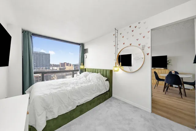 $169,000 | 4343 North Clarendon Avenue, Unit 911, Chicago, IL 60613