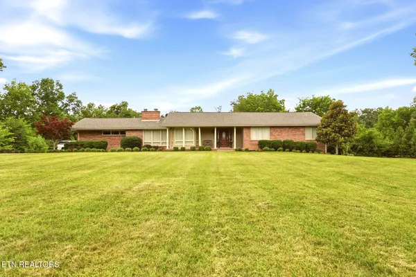 $769,900 | 605 South Charles G Seivers Boulevard, Clinton, TN 37716