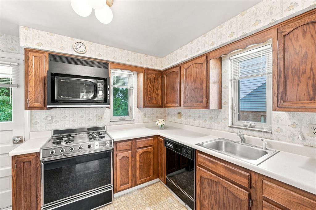 529 Old Farm Road Pittsburgh, PA 15234 - Photo 8 of 20 Gallery Image 8