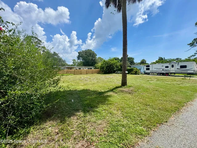 a view of a pathway with a yard