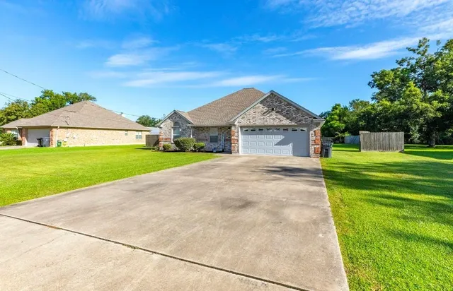 $2,300 | 780 Sudduth Drive, Bridge City, TX 77611