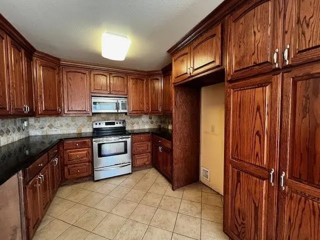 $2,300 | 780 Sudduth Drive, Bridge City, TX 77611