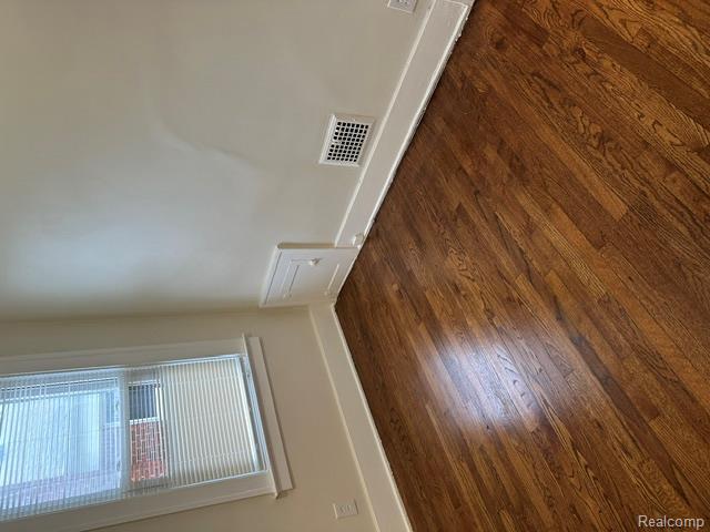 24320 Flower Avenue Eastpointe, MI 48021 - Photo 5 of 29