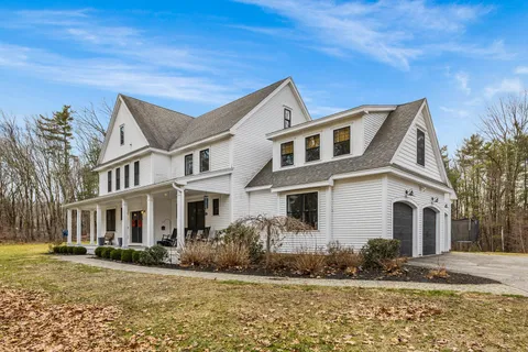 $2,100,000 | 14 Wiggin Way, Stratham, NH 03885