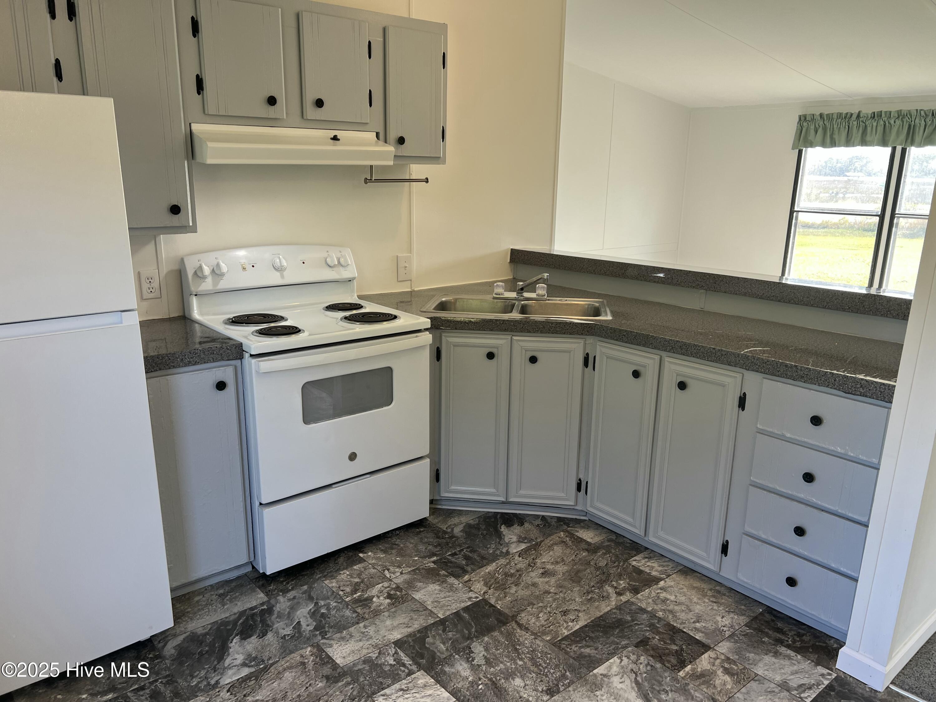 112 Stephen Willis Rd Road Smyrna, NC 28579 - Photo 7 of 18 Kitchen open to Living Room