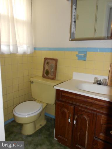 5015 Briarclift Road Baltimore, MD 21229 - Photo 3 of 17 Bath