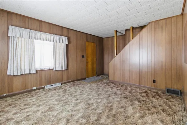 a view of an empty room and window