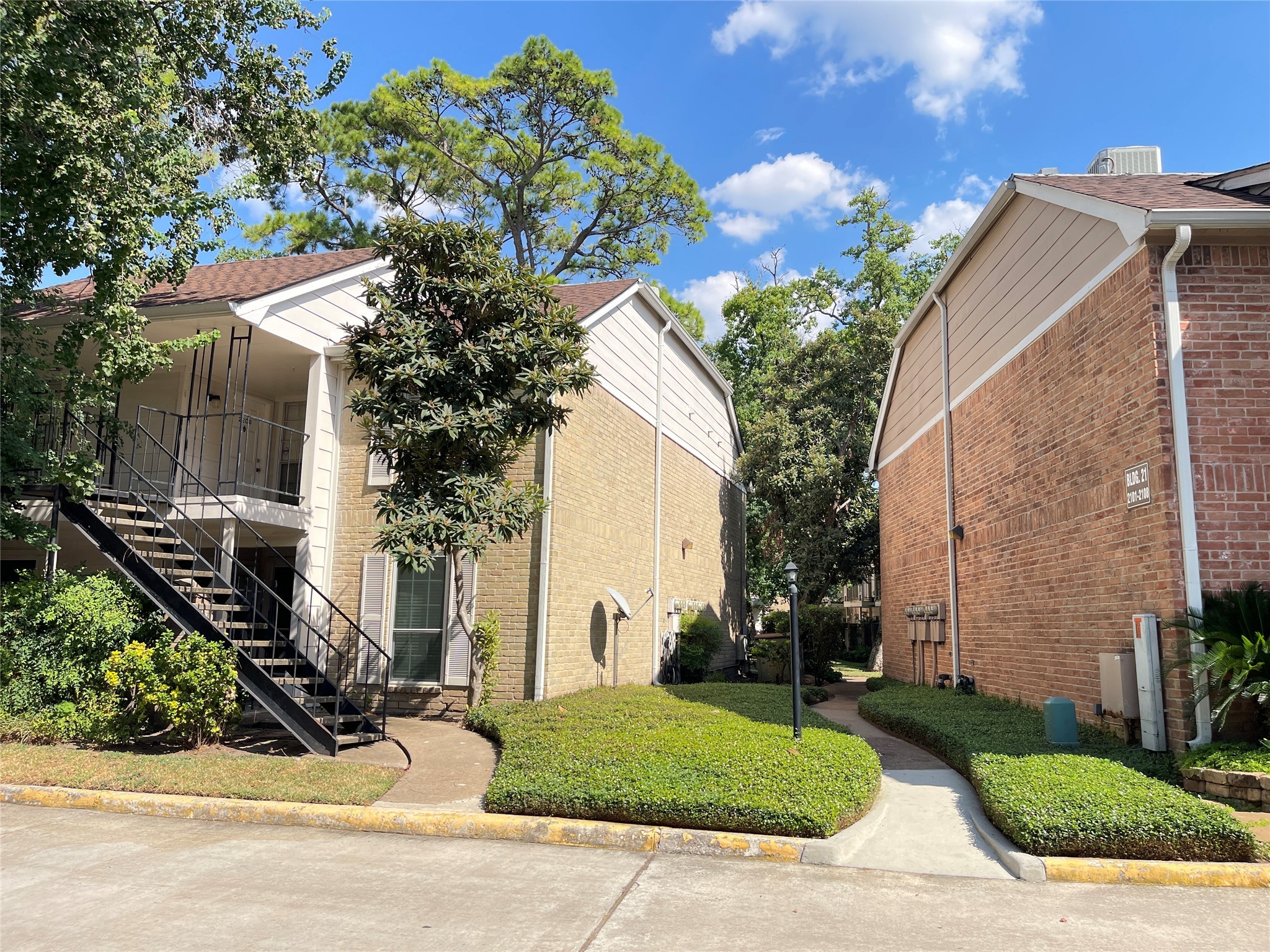 2800 Jeanetta Street, Unit 2204 Houston, TX 77063 - Photo 26 of 28 a front view of a house with garden