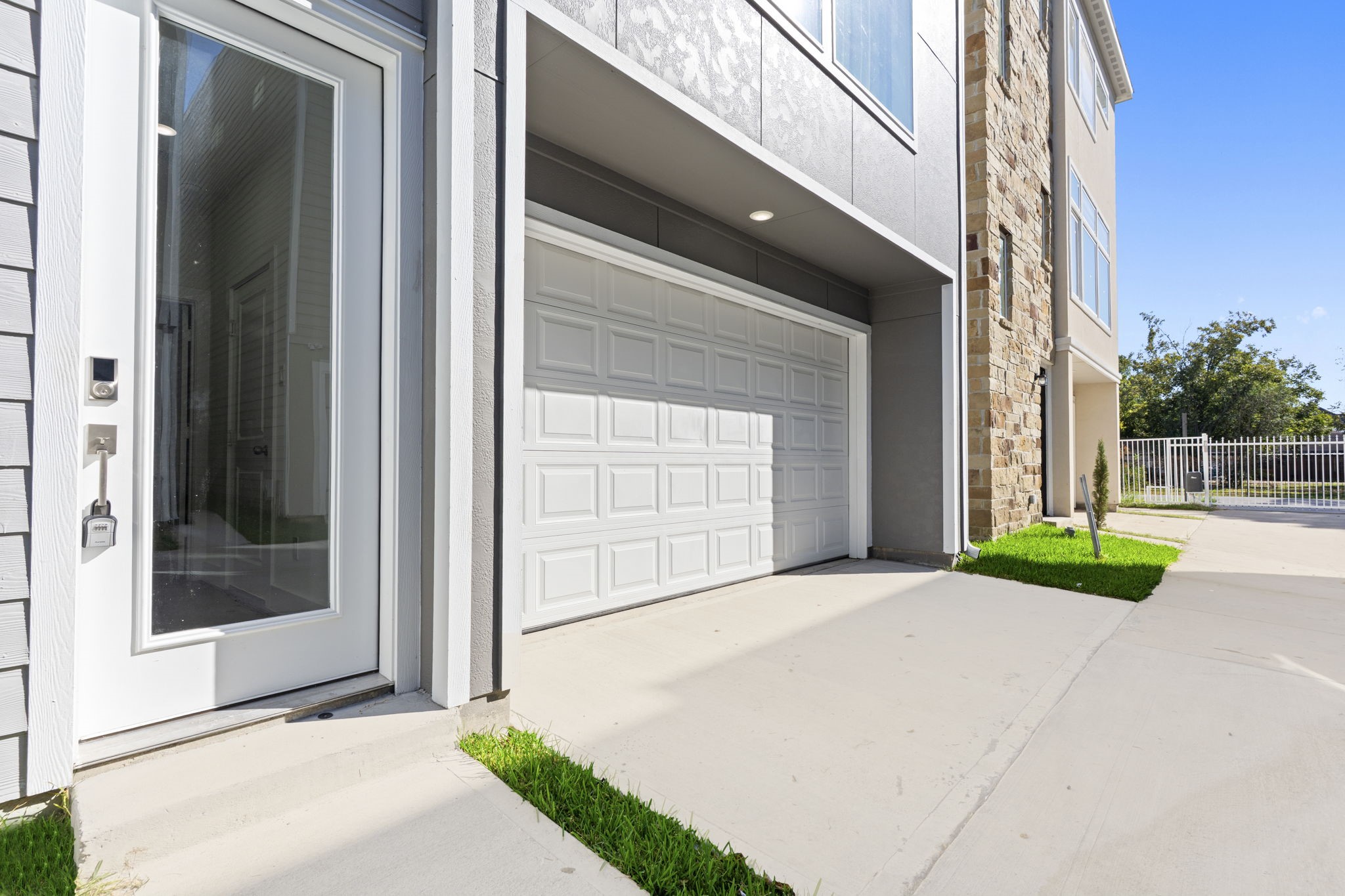 4017 Ward Street Houston, TX 77021 - Photo 4 of 45 this modern home comes with an attached 2-car garage.