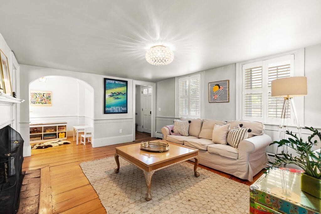 38 Washington Street Marblehead, MA 01945 - Photo 6 of 32 a living room with furniture and a table
