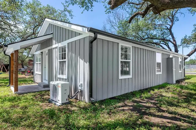 a view of a house with backyard and garden