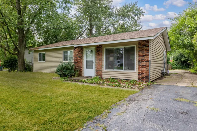 $2,300 | 219 Monterey Drive, Bolingbrook, IL 60440