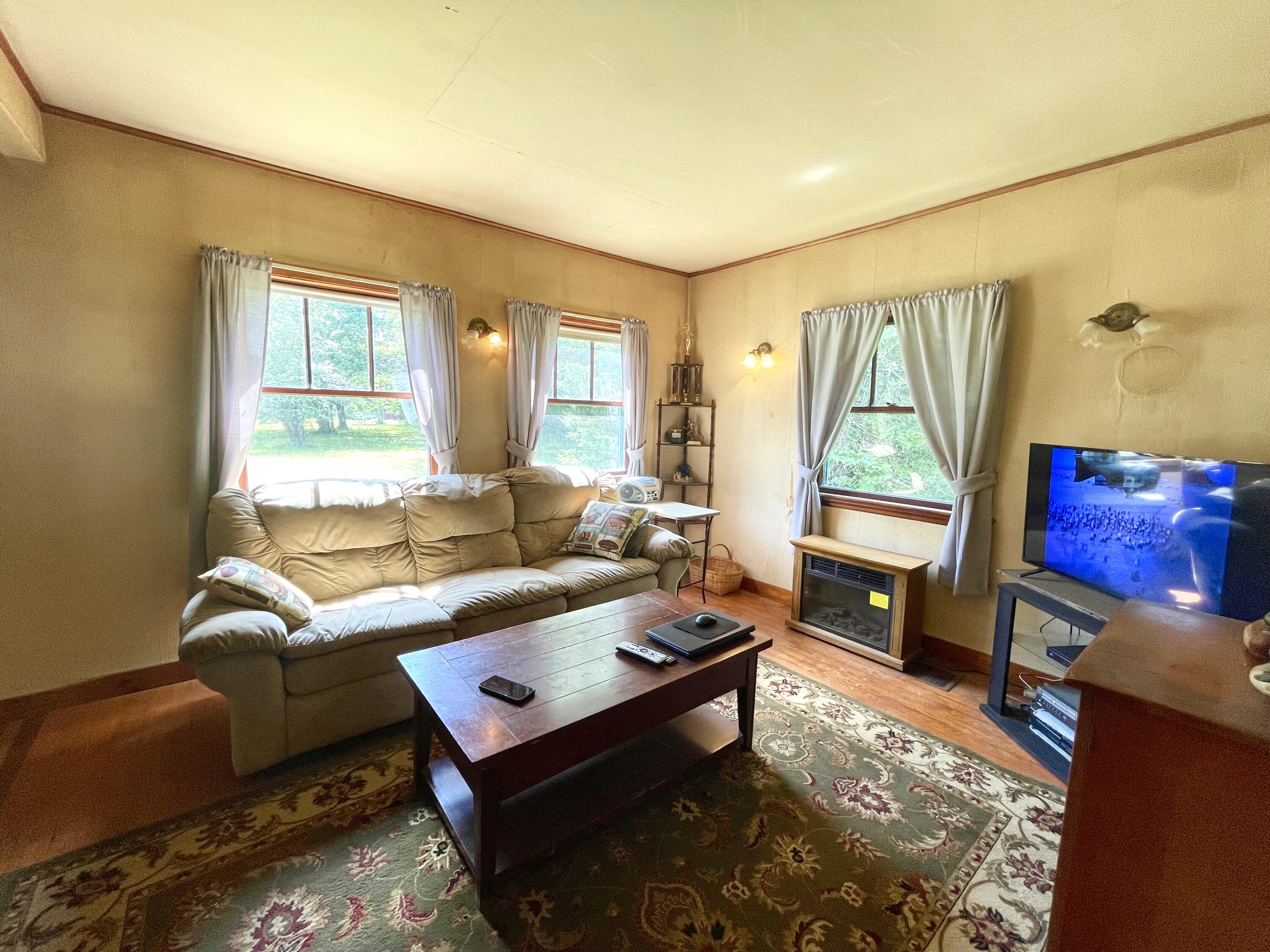 786-784 Bangor Road Ellsworth, ME 04605 - Photo 28 of 44 Living Room