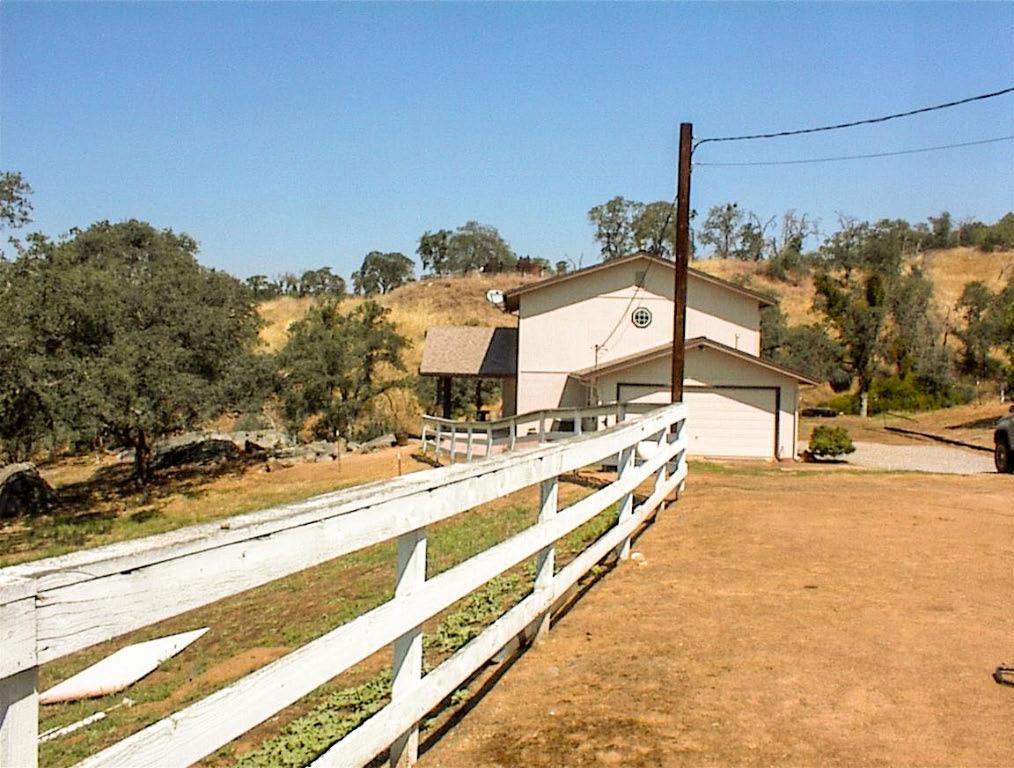 32860 George Smith Road Squaw Valley, CA 93675 - Photo 3 of 35 a view of a balcony with a table and chairs