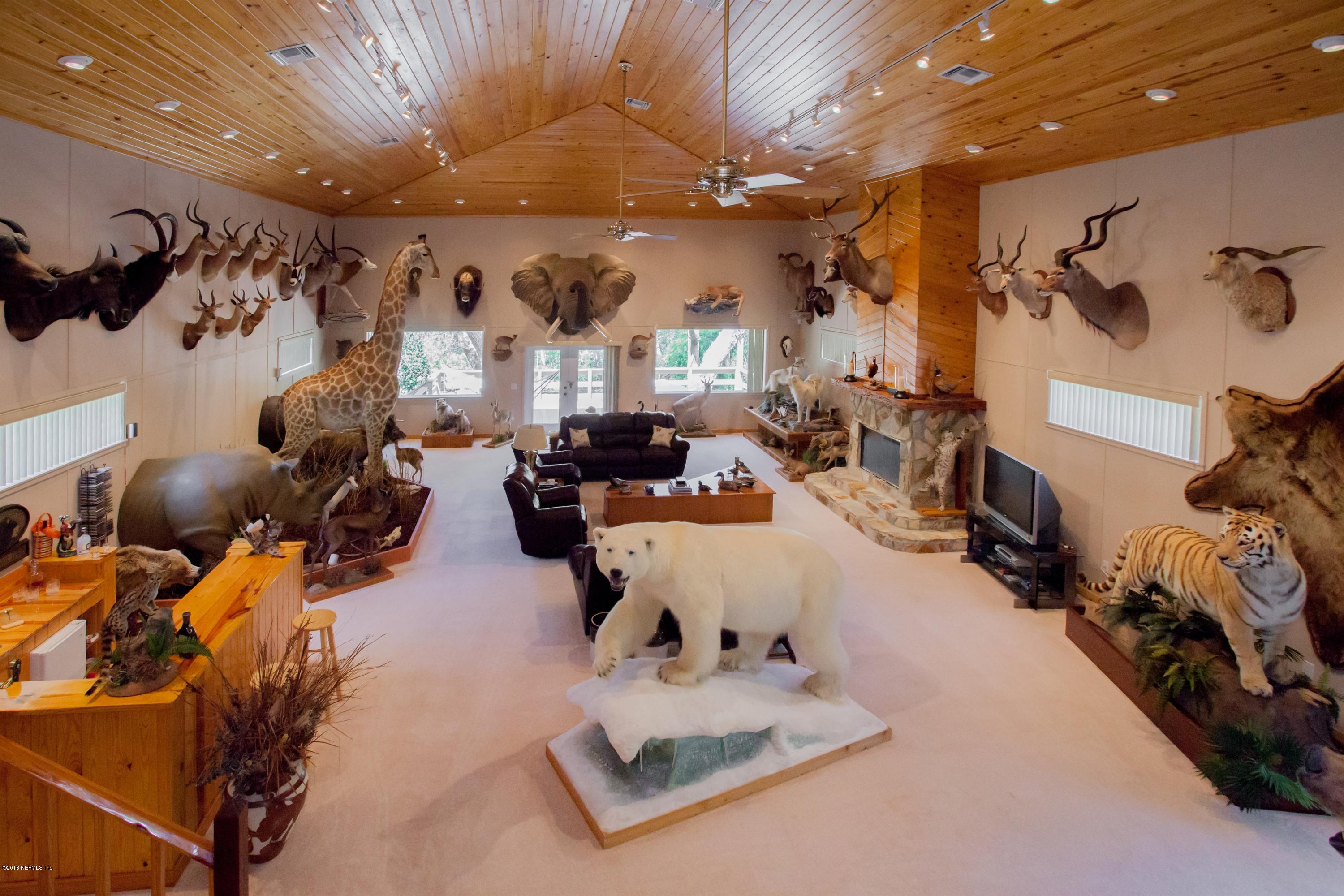 7986 National Forest Road Palatka, FL 32177 - Photo 14 of 31 a living room with furniture