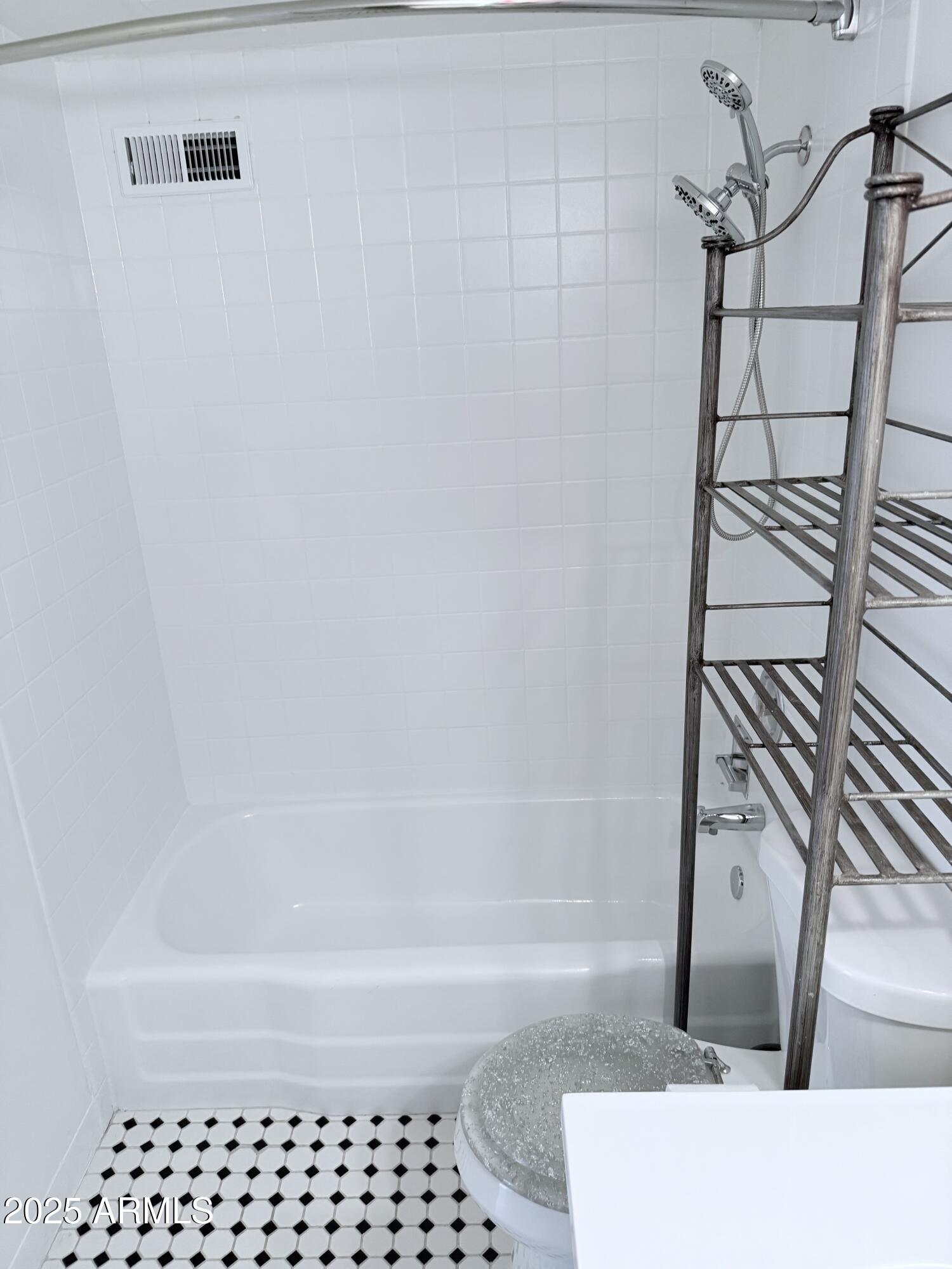 207 West Clarendon Avenue, Unit 4H Phoenix, AZ 85013 - Photo 30 of 37 a bathroom with a bathtub and a shower