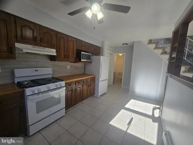 a view of entryway and hall