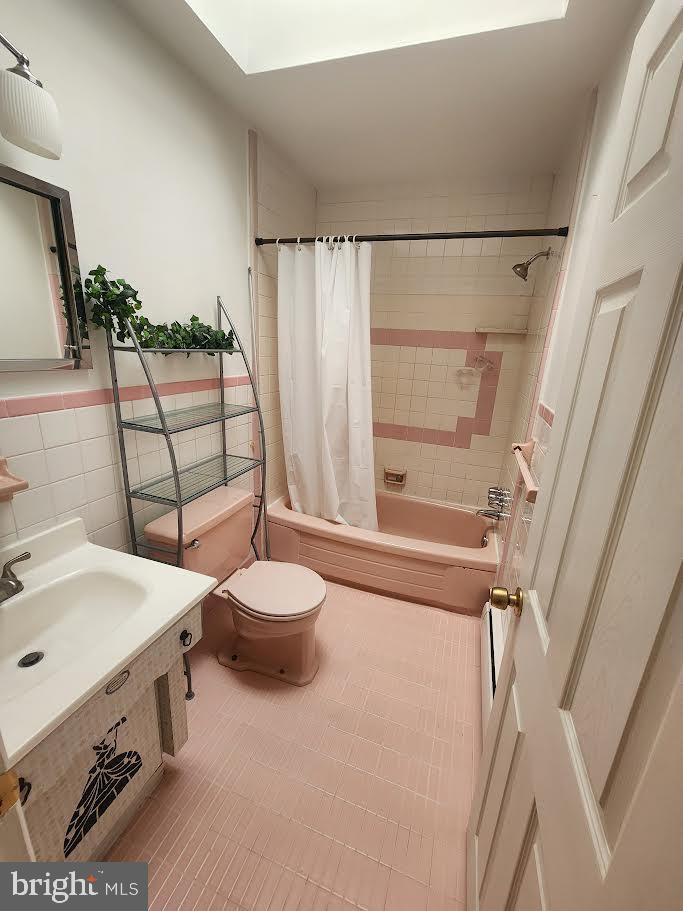 3800 Nedla Road Philadelphia, PA 19154 - Photo 20 of 31 a bathroom with a sink and a toilet