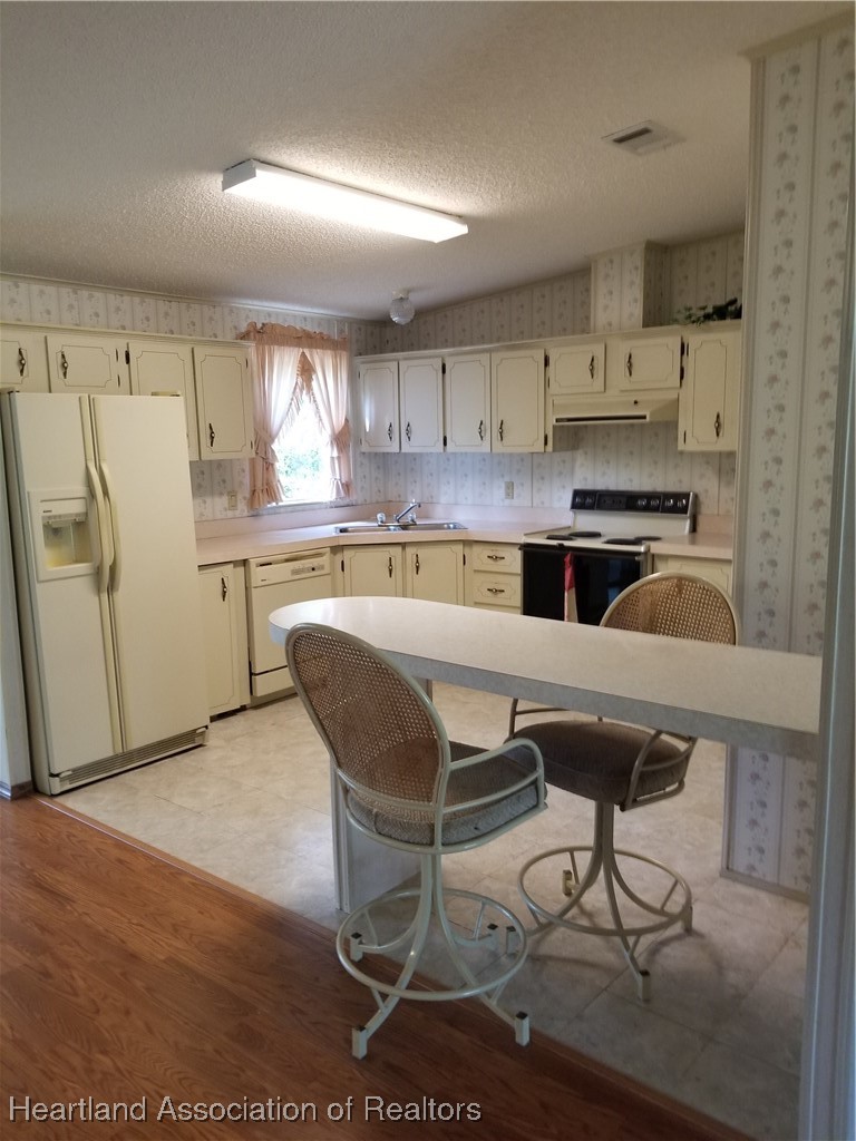 9125 Spur Path Sebring, FL 33875 - Photo 6 of 31 Kitchen with kitchen nook.