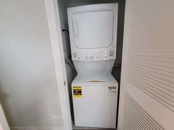 $2,435 | 2144 West Shakespeare Avenue, Unit 1F, Chicago, IL 60647