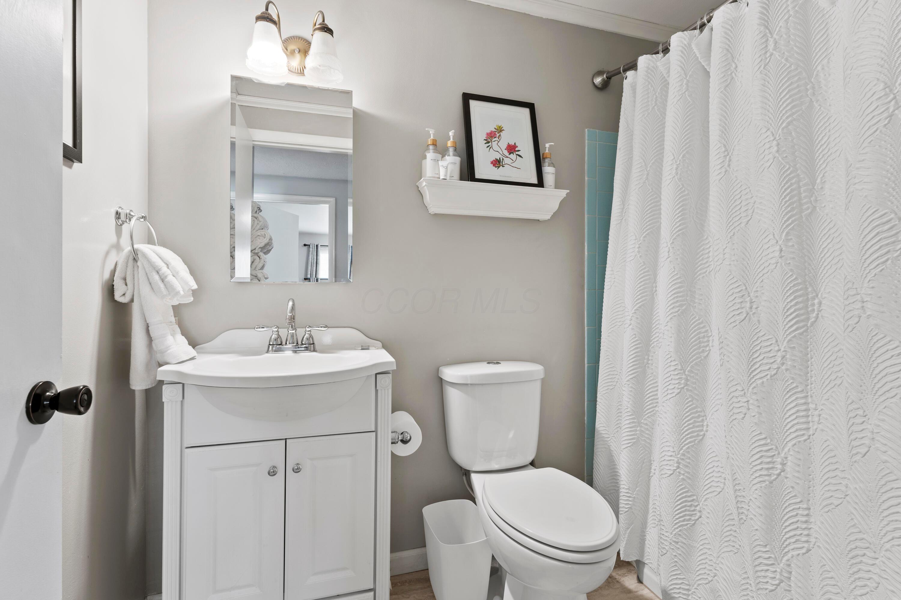 5926 Endicott Road Columbus, OH 43229 - Photo 29 of 37 Full Bathroom 2