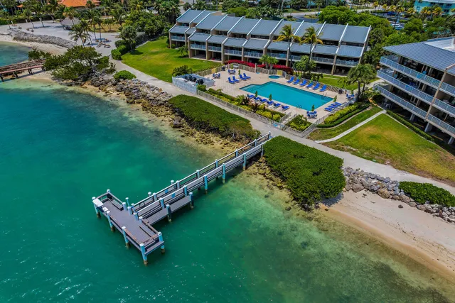 $999,000 | 1133 West Ocean Drive, Unit 4, Key Colony Beach, FL 33051