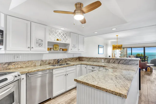 $999,000 | 1133 West Ocean Drive, Unit 4, Key Colony Beach, FL 33051