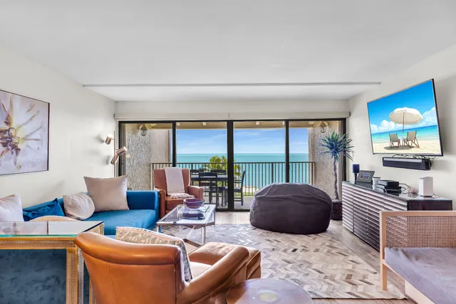 $999,000 | 1133 West Ocean Drive, Unit 4, Key Colony Beach, FL 33051