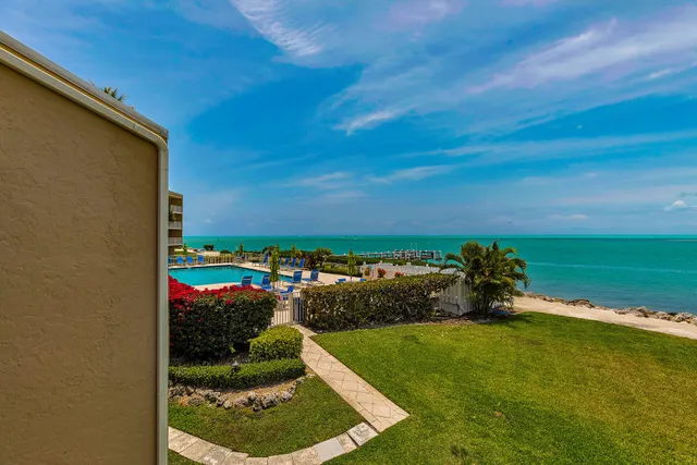 $999,000 | 1133 West Ocean Drive, Unit 4, Key Colony Beach, FL 33051