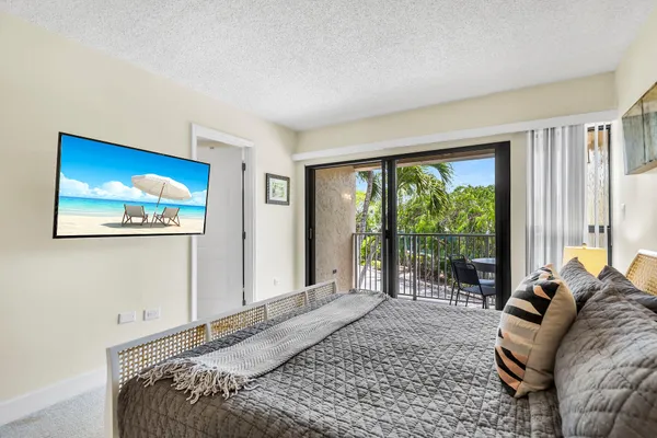 $999,000 | 1133 West Ocean Drive, Unit 4, Key Colony Beach, FL 33051