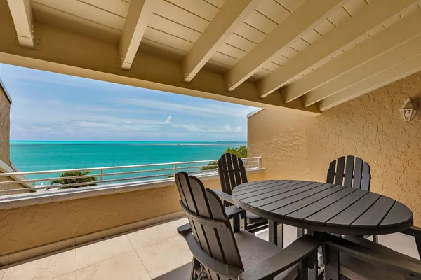 $999,000 | 1133 West Ocean Drive, Unit 4, Key Colony Beach, FL 33051