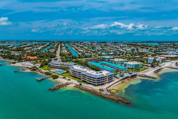 $999,000 | 1133 West Ocean Drive, Unit 4, Key Colony Beach, FL 33051