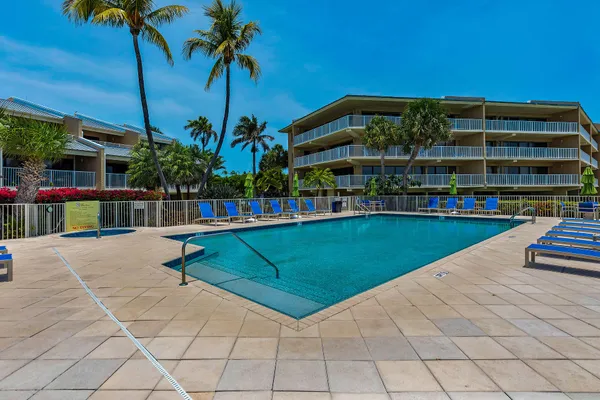 $999,000 | 1133 West Ocean Drive, Unit 4, Key Colony Beach, FL 33051