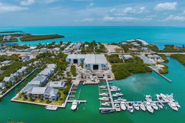 $999,000 | 1133 West Ocean Drive, Unit 4, Key Colony Beach, FL 33051