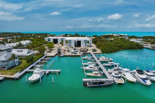 $999,000 | 1133 West Ocean Drive, Unit 4, Key Colony Beach, FL 33051