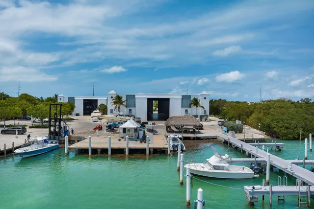 $999,000 | 1133 West Ocean Drive, Unit 4, Key Colony Beach, FL 33051