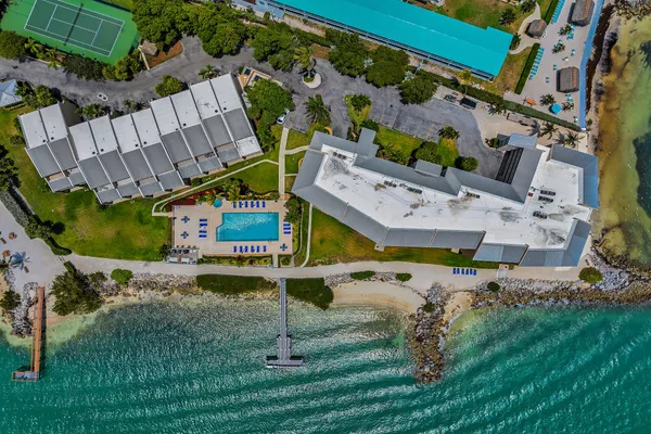 $999,000 | 1133 West Ocean Drive, Unit 4, Key Colony Beach, FL 33051