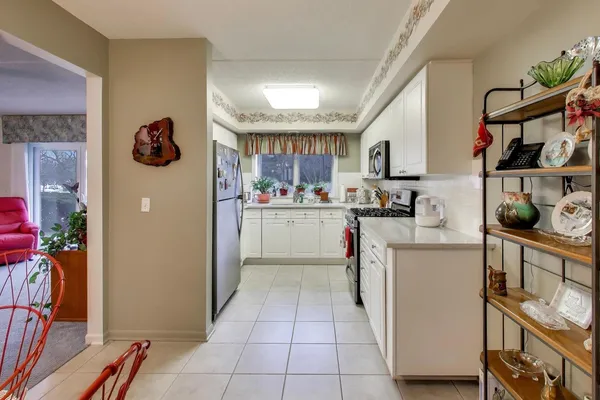 $369,800 | 710 Creekside Drive, Unit 104A, Mount Prospect, IL 60056