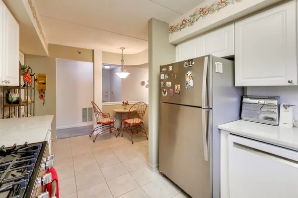 $369,800 | 710 Creekside Drive, Unit 104A, Mount Prospect, IL 60056
