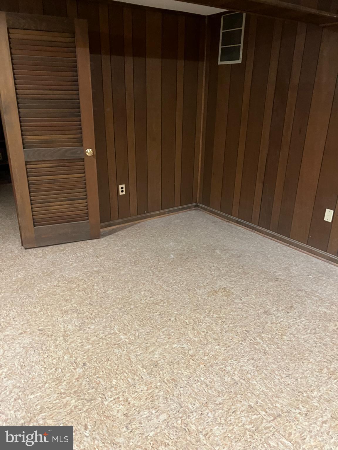 215 Summit Hall Road Gaithersburg, MD 20877 - Photo 18 of 20 a view of wooden door