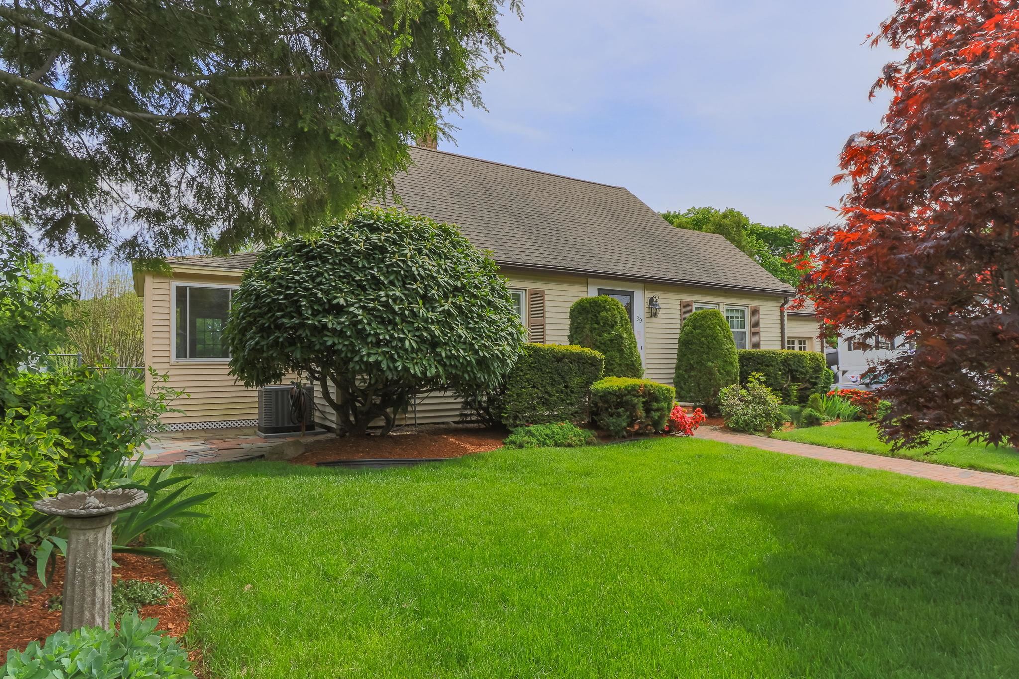 39 Dearborn Avenue Hampton, NH 03842 - Photo 3 of 48
