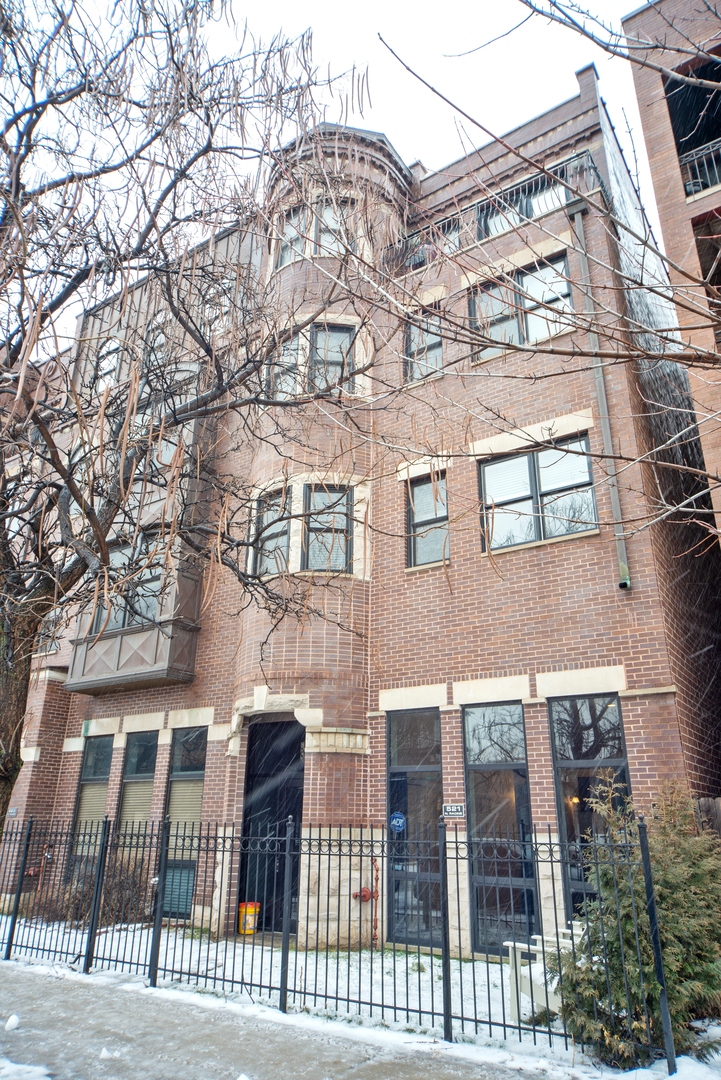 521 North Racine Avenue, Unit 1 Chicago, IL 60642 - Photo 2 of 24 front view of a building