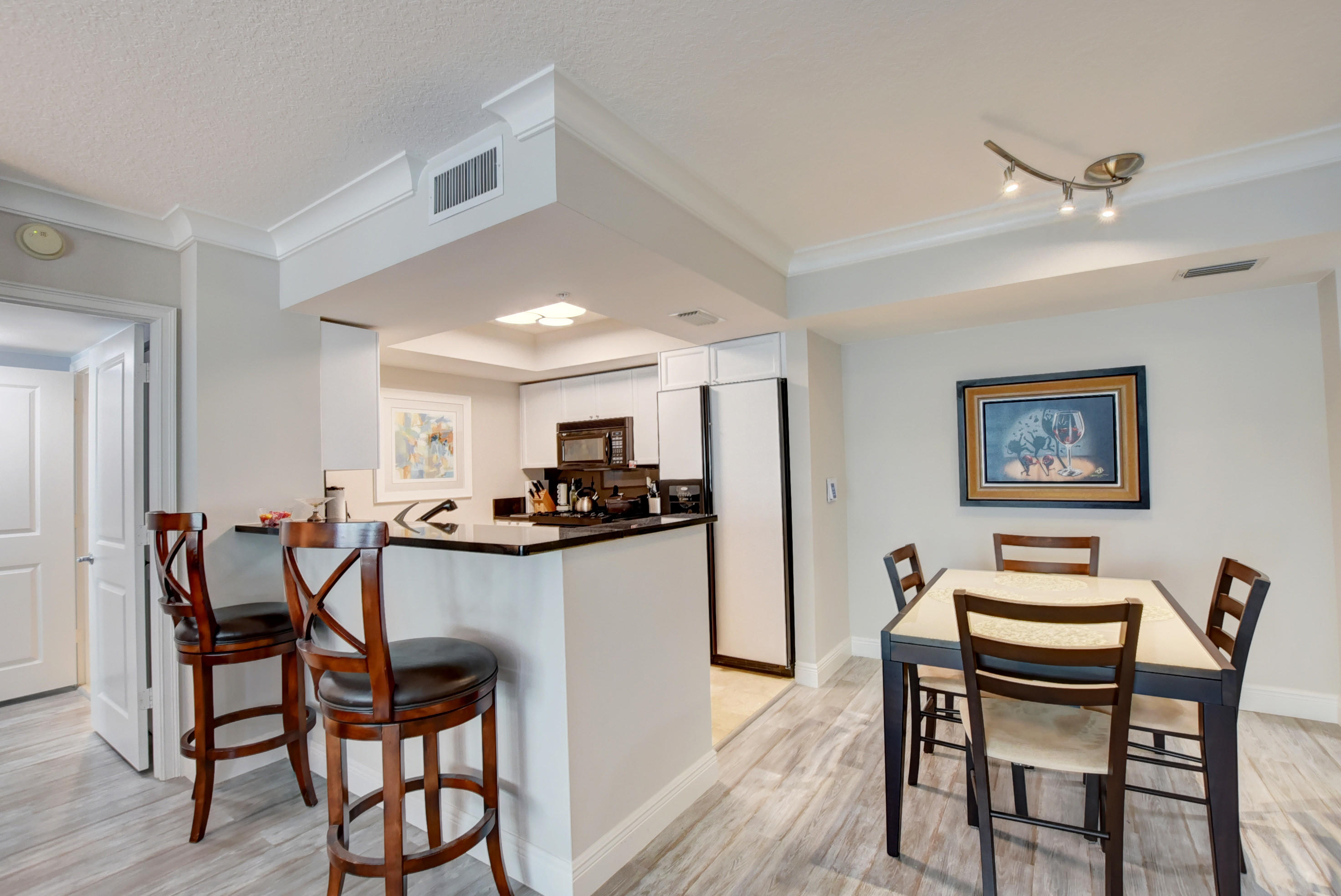 99 Southeast Mizner Boulevard, Unit 233 Boca Raton, FL 33432 - Photo 5 of 55 Dining/Snack Bar