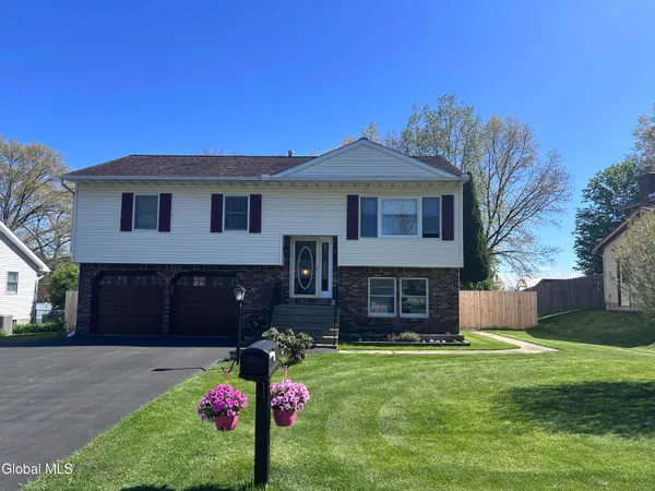 $382,900 | 6 Rolling Hills Road, Colonie, NY 12309